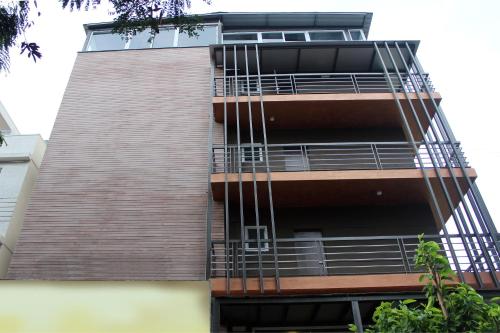 un edificio de apartamentos con una escalera de caracol en Collection O World Class Hotel Crescent Near Phoenix Marketcity, en Bangalore