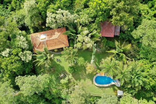 an overhead view of a house and a pool in the forest at Stunnig Ocean View in Montezuma