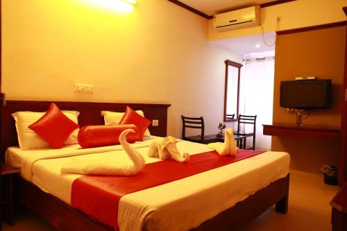 Un dormitorio con una cama con dos cisnes. en Sayoojyam Residency, en Palakkad