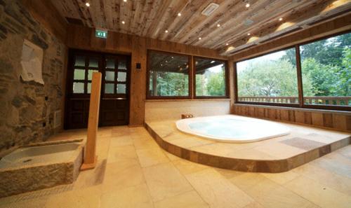 a large room with a large tub in the middle at Relais Del Nazionale in Vernante