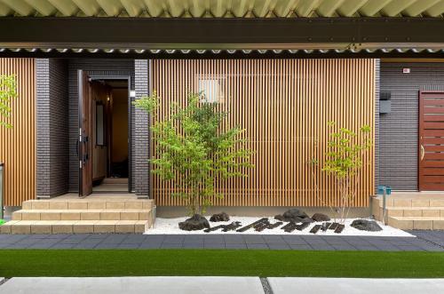 a front door of a house with a plant at マークヴィラ諏訪湖 siteB in Shimo-suwa