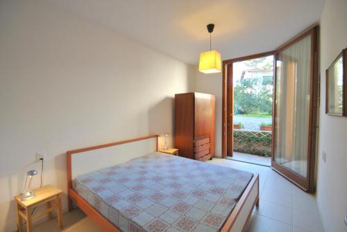 カスティリョンチェッロにあるVilla Angolinoのベッドルーム1室(ベッド1台、大きな窓付)