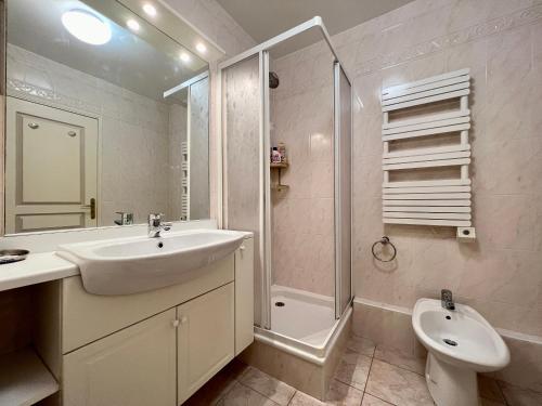 een badkamer met een wastafel, een douche en een toilet bij "Le Victoria Beach" Vue Mer Plein Centre, Spacieux in Menton