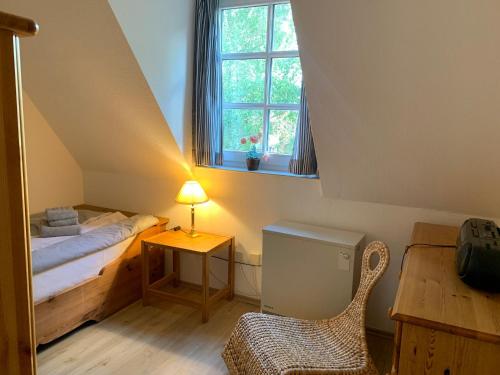 a small bedroom with a bed and a window at Ferienwohnung "Neptun" im Haus Tjark in Sankt Peter-Ording