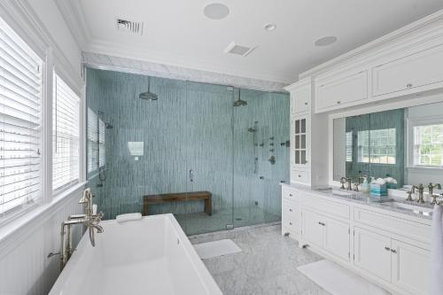 een badkamer met een bad, een douche en een wastafel bij Colonial Hampton Charm in Southampton
