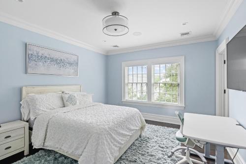 een witte slaapkamer met een bed en een bureau bij Colonial Hampton Charm in Southampton