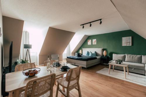 Luga Homes - Rosental في لايبزيغ: غرفة معيشة مع طاولة وأريكة