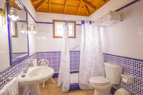 ein blau-weißes Bad mit einem WC und einem Waschbecken in der Unterkunft Rincón La Palma in El Paso