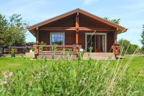 Bunnahahbain - Two Bedroom Luxury Log Cabin with Private Hot Tub