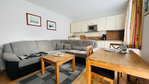 un soggiorno con divano e tavolo di Ferienappartement im Haus Brandenburg a Göhren
