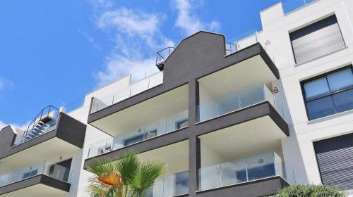 an apartment building with a black at Casa de Valentino in Villamartin