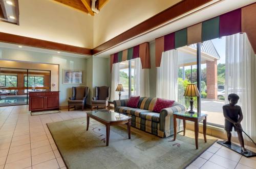 a living room with a couch and a table at Best Western Staunton Inn in Staunton