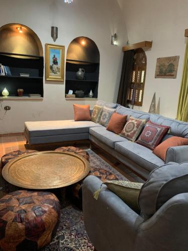 una sala de estar con un sofá y una mesa en The Residence, en Luxor
