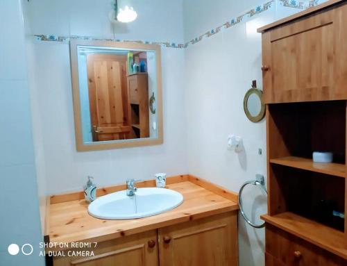 a bathroom with a sink and a mirror at Apartamento en Boi in Bohí