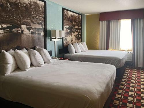 ChillicotheにあるEcono Lodgeのホテルルーム(白い枕のベッド2台付)