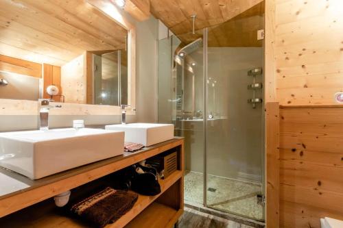 bagno con lavandino e doccia di Alpine Chalet a Megève