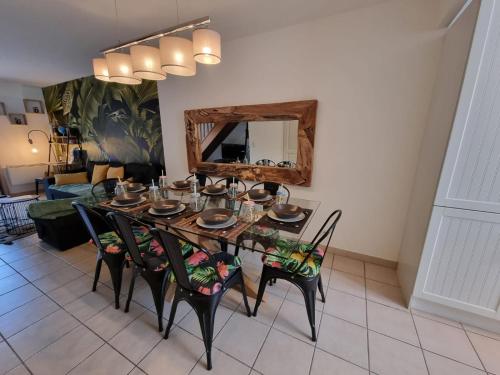 - une table à manger avec des chaises et un miroir dans l'établissement Villa confort et cosy 20 minutes d'Espagne, à Plage dʼArgelès