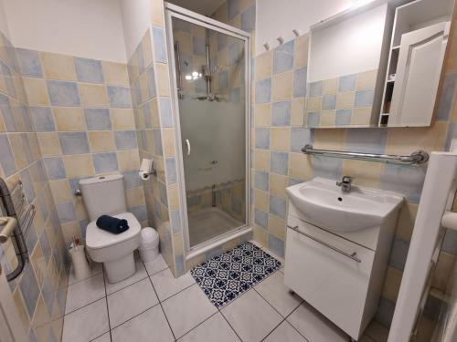 łazienka z toaletą, umywalką i prysznicem w obiekcie Villa confort et cosy 20 minutes d'Espagne w mieście Plage dʼArgelès