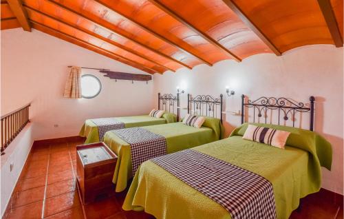 2 camas verdes en una habitación con techo en Awesome Home In Estepa With Wifi en Estepa