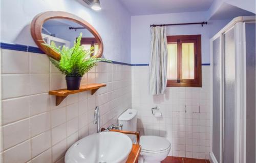 La salle de bains est pourvue d'un lavabo, de toilettes et d'un miroir. dans l'établissement Awesome Home In Estepa With Wifi, à Estepa