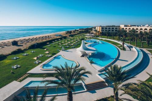 Bazén v ubytování Iberostar Waves Averroes nebo v jeho okolí