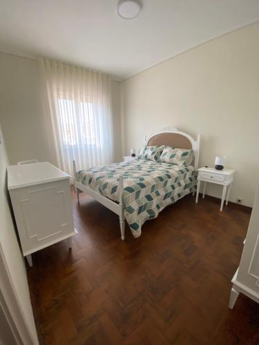 una camera con letto e pavimento in legno di Al Boa Passagem a Peso da Régua