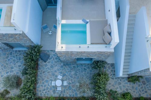 una vista sul tetto di una piscina in una casa di Citadela Paros Molos - Beachfront Maisonette with Plunge Pool a Molos Parou