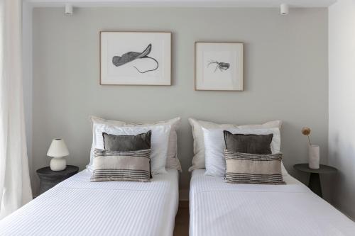 Llit o llits en una habitació de Citadela Paros Molos - Beachfront Maisonette with Plunge Pool