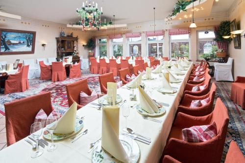 ノルデンにあるHotel & Restaurant Möwchenのレストランのテーブルと椅子