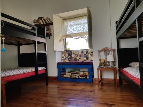 a room with three bunk beds and a window at Ratones de Biblioteca in La Laguna