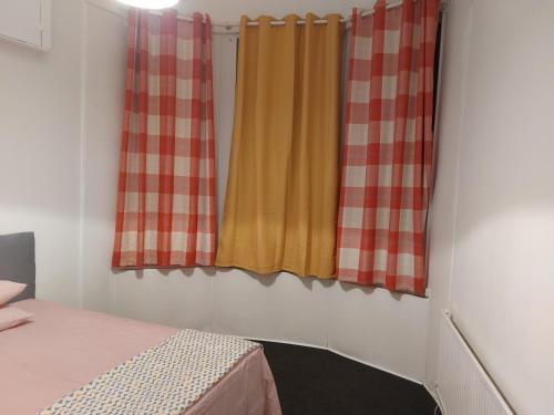 Postel nebo postele na pokoji v ubytování Private Room Near by Glasgow Airport