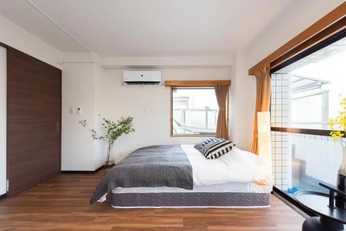 Postel nebo postele na pokoji v ubytování TORA HOTEL Tokyo-Rikugienn 寅ホテル 六義園 D