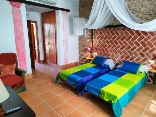 A bed or beds in a room at La Venta de las Estrellas Casas Rurales