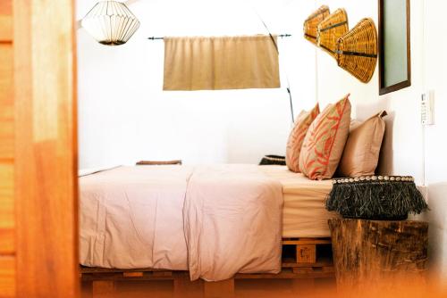 sypialnia z łóżkiem i lustrem w obiekcie Ti Bout Paradi Ti Zil w mieście Tamarin
