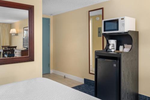 Η κουζίνα ή μικρή κουζίνα στο Coastal Palms Inn and Suites