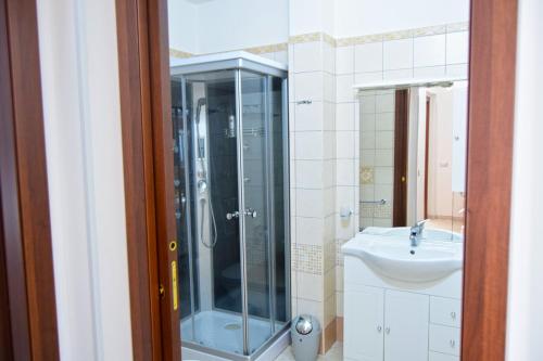 a bathroom with a shower and a sink at Mi casa es tu casa 50 in SantʼAntìoco