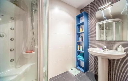 een badkamer met een wastafel en een douche bij Lovely Apartment In Torreblanca With Kitchen in Torreblanca