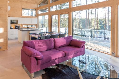 Kuchyň nebo kuchyňský kout v ubytování Mustikkakallio Luxury Villa