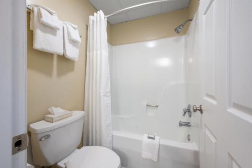 Ένα μπάνιο στο Coastal Palms Inn and Suites