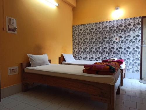 Itānagar的住宿－Hotel Aane，一间卧室,配有两张床