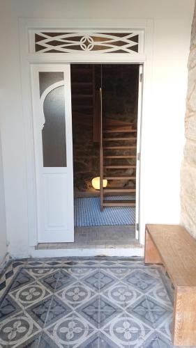 una puerta abierta a una habitación con suelo de baldosa en Campo da Lúa 4, en Muros