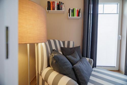 a living room with a couch and a lamp at Boddenkieker 12 in Zingst