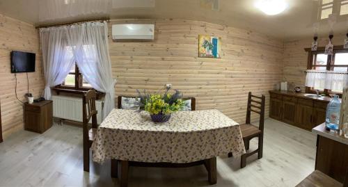 Strizhevka的住宿－Дом для отдыха Lake House，配有桌椅和厨房的房间