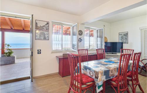 ein Esszimmer mit Tisch und Stühlen und dem Meer in der Unterkunft Beautiful Home In Pozzallo With Wifi in Pozzallo