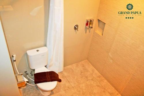 A bathroom at Grand Papua Hotel Sentani