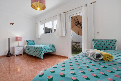 um quarto com uma cama, um sofá e uma cadeira em Villa Pacifica em Corralejo