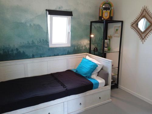 - une chambre avec un lit doté d'un oreiller bleu dans l'établissement Eden 122, à Albi