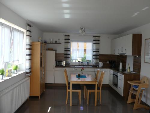 una cucina con tavolo e sedie in una stanza di Haus Colonia a Walchum