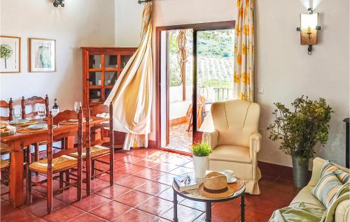 ein Wohnzimmer mit einem Tisch und einem Esszimmer in der Unterkunft Awesome Home In Estepa With Kitchenette in Estepa