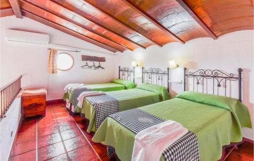 um grupo de quatro camas num quarto em Awesome Home In Estepa With Kitchenette em Estepa